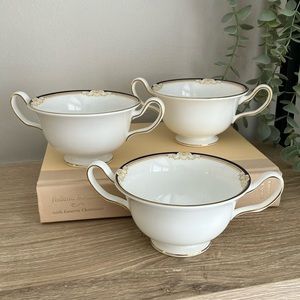 Wedgwood Cavendish Footed Soup Cup / Bowl Made in England Cream Ivory Navy Gold